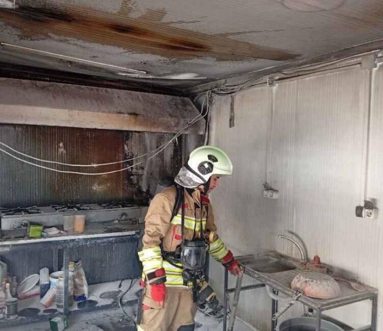 Hatay’ın Defne ilçesi Çekmece Mahallesi’nde bir iş yeri çıkan yangın