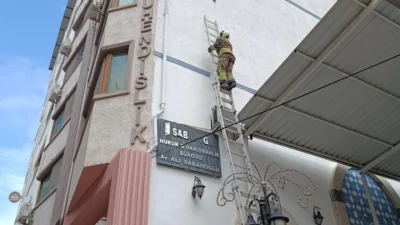 Hatay’ın İskenderun ilçesinde bir kuş, binanın dış cephesinde ipe dolanarak