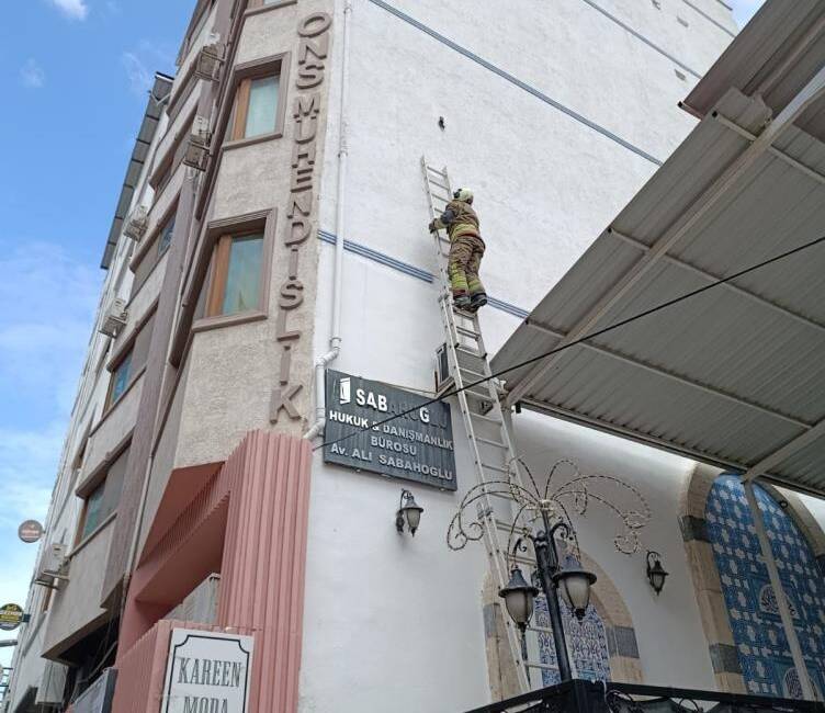 Hatay’ın İskenderun ilçesinde bir kuş, binanın dış cephesinde ipe dolanarak