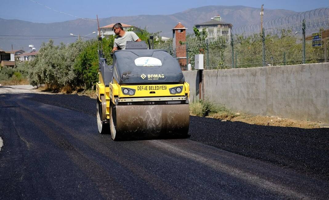 Defne Belediyesi, ilçe belediyeleri arasında asfaltlama alanında Türkiye rekoruna hazırlanıyor.