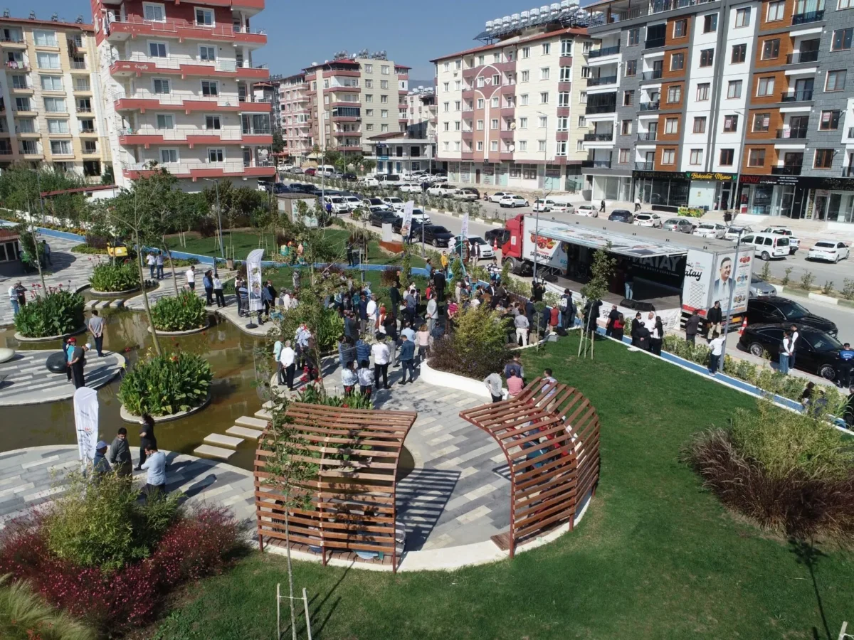 Hatay’ın Defne ilçesine bağlı Çekmece Mahallesi’nde bulunan Uğur Mumcu Parkı’nın