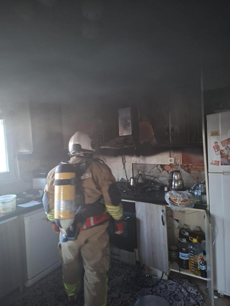 Hatay’da bir apartman dairesinin mutfak bölümünde çıkan yangın paniğe neden