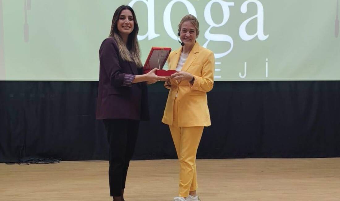 Hatay Doğa Koleji’nde lise öğrencileri, iklim gazetecisi Yasemin Mıstıkoğlu ile