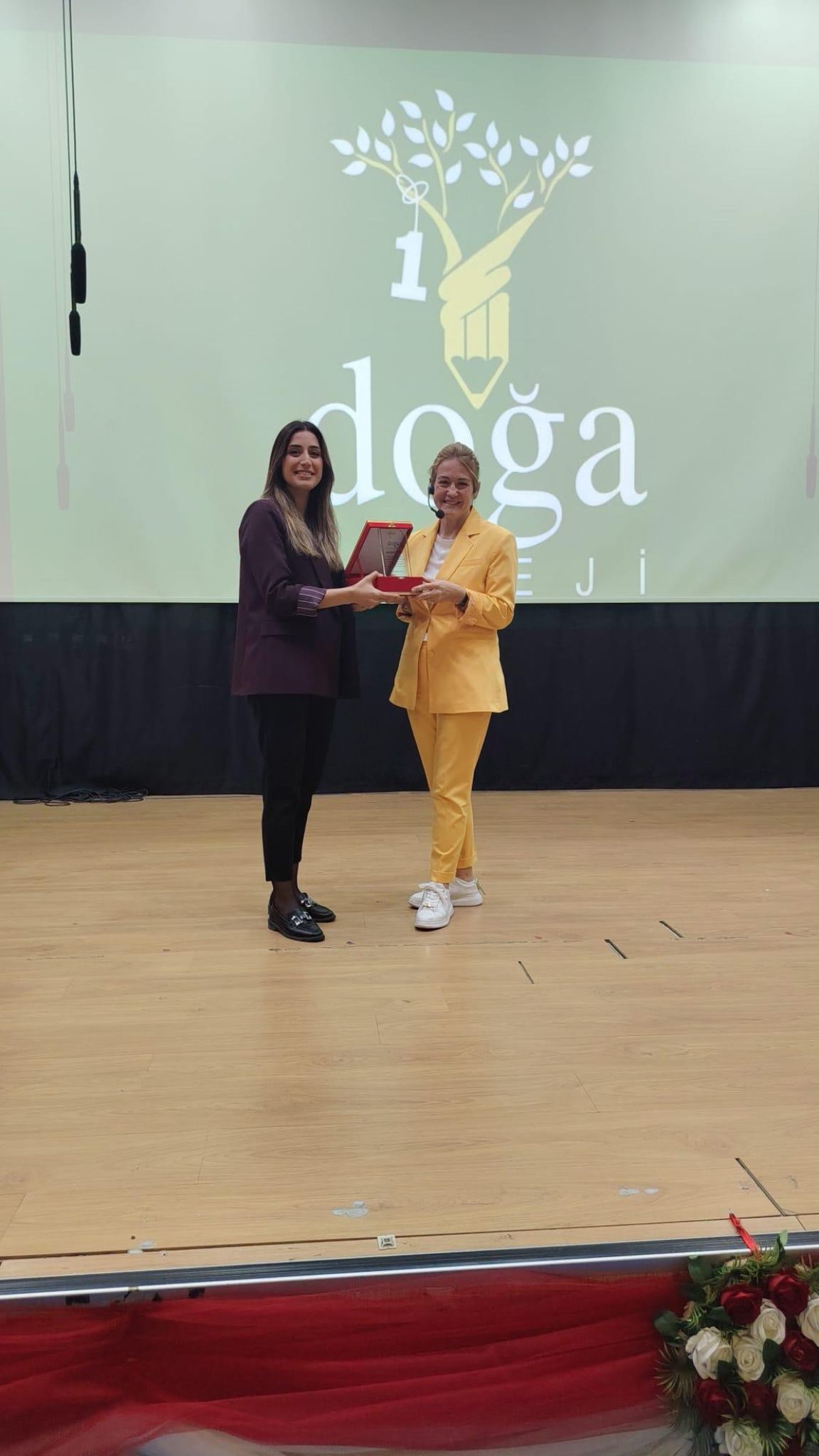 Hatay Doğa Koleji’nde lise öğrencileri, iklim gazetecisi Yasemin Mıstıkoğlu ile