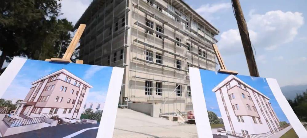 Hatay’ın Arsuz ilçesinde inşası süren Arsuz Sosyal Hizmet Merkezi’nde çalışmalar