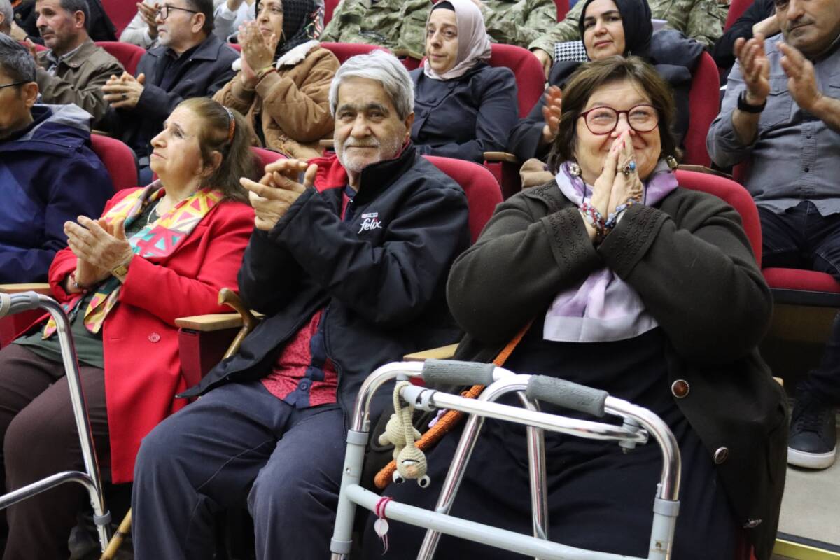 Hatay’da Yaşlılar Haftası kapsamında düzenlenen özel etkinlikte, huzurevi sakinleri sahne