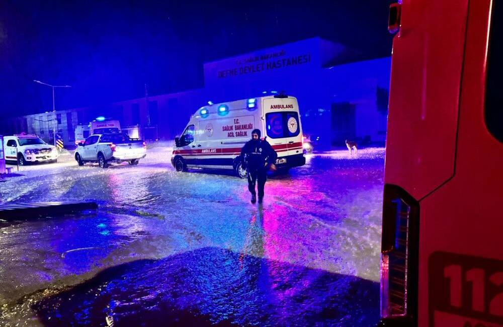 Hatay’da gece saatlerinde etkili olan sağanak yağış, sele neden oldu.