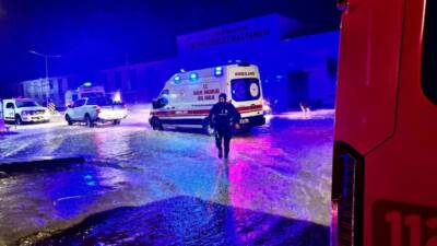 Hatay’da gece saatlerinde etkili olan sağanak yağış, sele neden oldu.