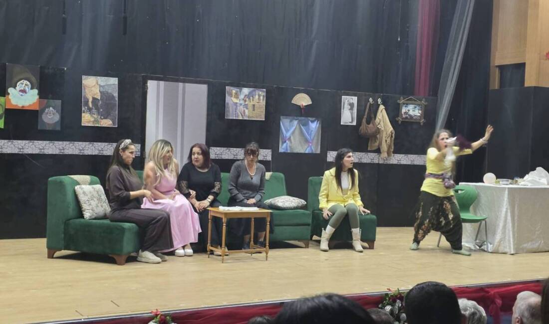 Hatay’da faaliyet gösteren Defne Öğretmenler Tiyatro Topluluğu, “Büyülü Kaçamak” adlı