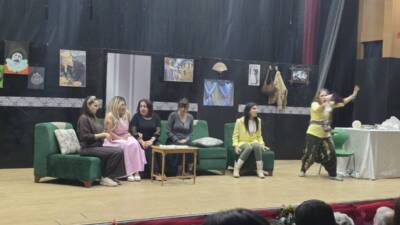 Hatay’da faaliyet gösteren Defne Öğretmenler Tiyatro Topluluğu, “Büyülü Kaçamak” adlı