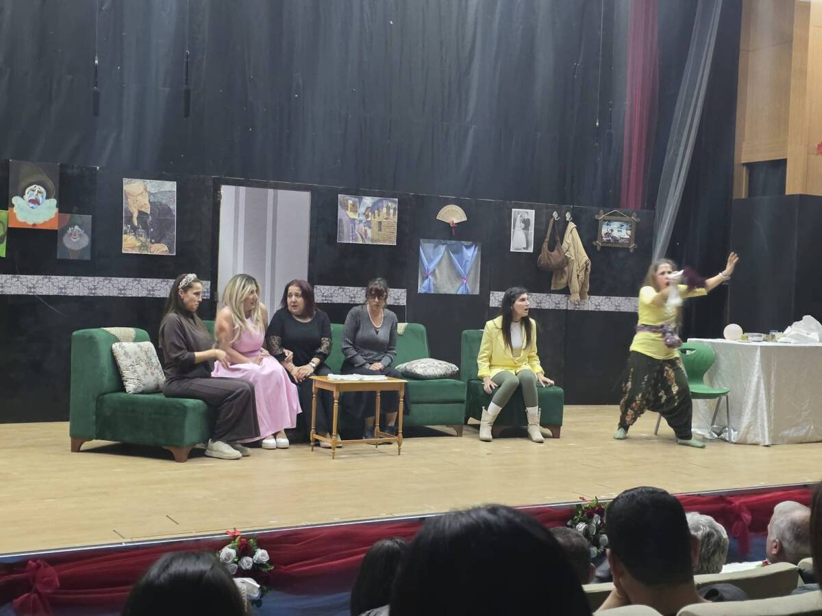 Hatay’da faaliyet gösteren Defne Öğretmenler Tiyatro Topluluğu, “Büyülü Kaçamak” adlı