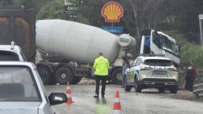 Hatay’ın Defne ilçesine bağlı Tavla Mahallesi mevkiinde beton mikseri ile