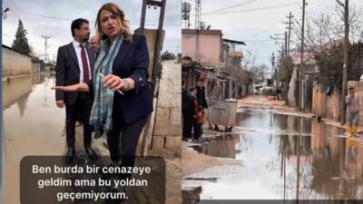 Kumlu’ya bağlı Uzunkavak Mahallesi’nde yağışlarla birlikte sular yollarda oluk oluk