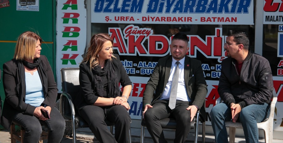 Payas'taki otobüs yolcu indirme bindirme peronu çağ öncesi koşullardan kalma