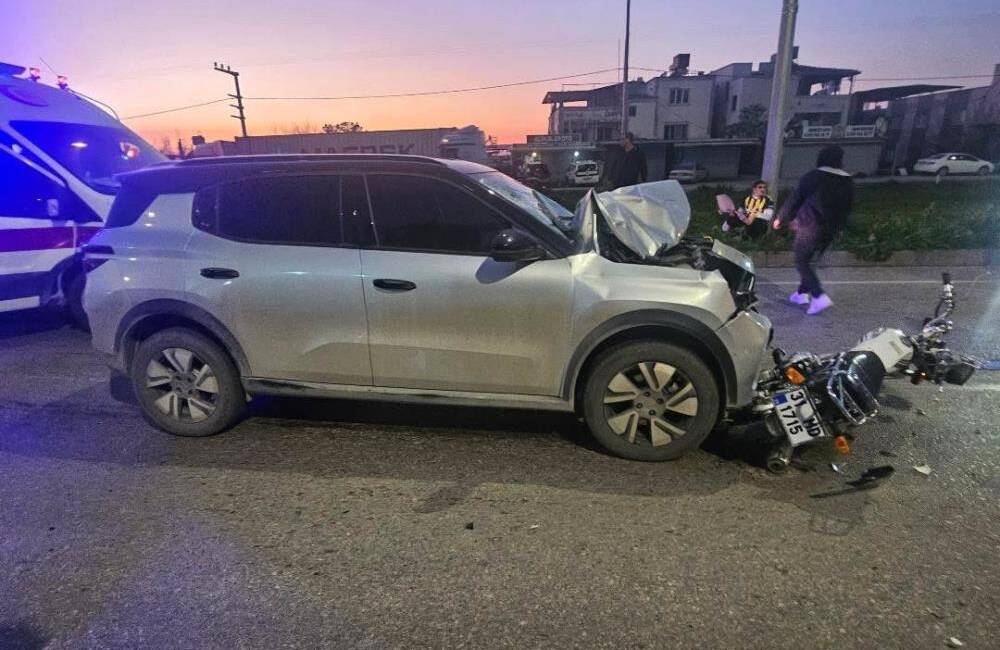 Hatay’ın İskenderun ilçesinde otomobil ile motosikletin çarpıştığı kazada 2 kişi