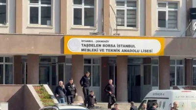 İstanbul Çekmeköy’de bir lisede 17 yaşındaki öğrenci, yanında getirdiği bıçakla