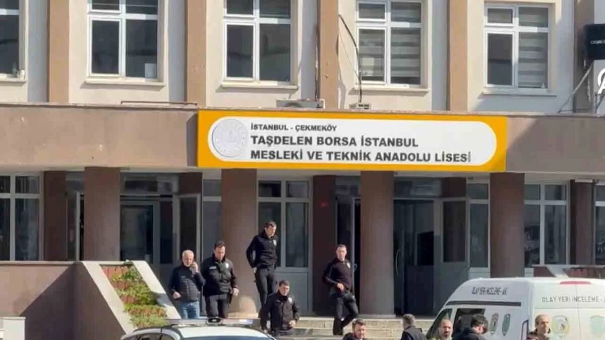 İstanbul Çekmeköy’de bir lisede 17 yaşındaki öğrenci, yanında getirdiği bıçakla