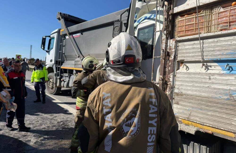 Hatay’da iki kamyonun karıştığı trafik kazası can aldı. Aynı istikamette