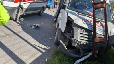 Hatay’ın Dörtyol ilçesinde öğrenci servisi kaza yaptı. Elektrik direğine çarpan