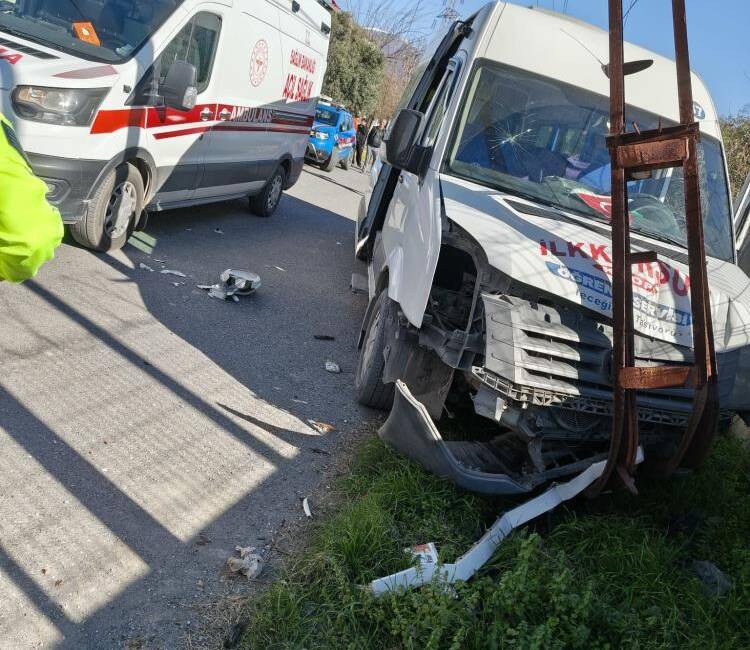 Hatay’ın Dörtyol ilçesinde öğrenci servisi kaza yaptı. Elektrik direğine çarpan