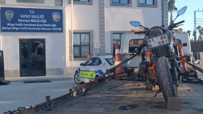 Hatay’da trafikte güvenliği tehlikeye atan bir motosiklet sürücüsü, emniyet ekiplerinin