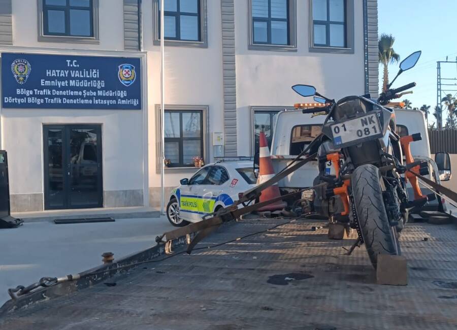 Hatay’da trafikte güvenliği tehlikeye atan bir motosiklet sürücüsü, emniyet ekiplerinin