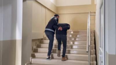 Hatay’da gerçekleştirilen operasyonda 15 kaçak göçmen yakalanırken, insan kaçakçılığı yapan