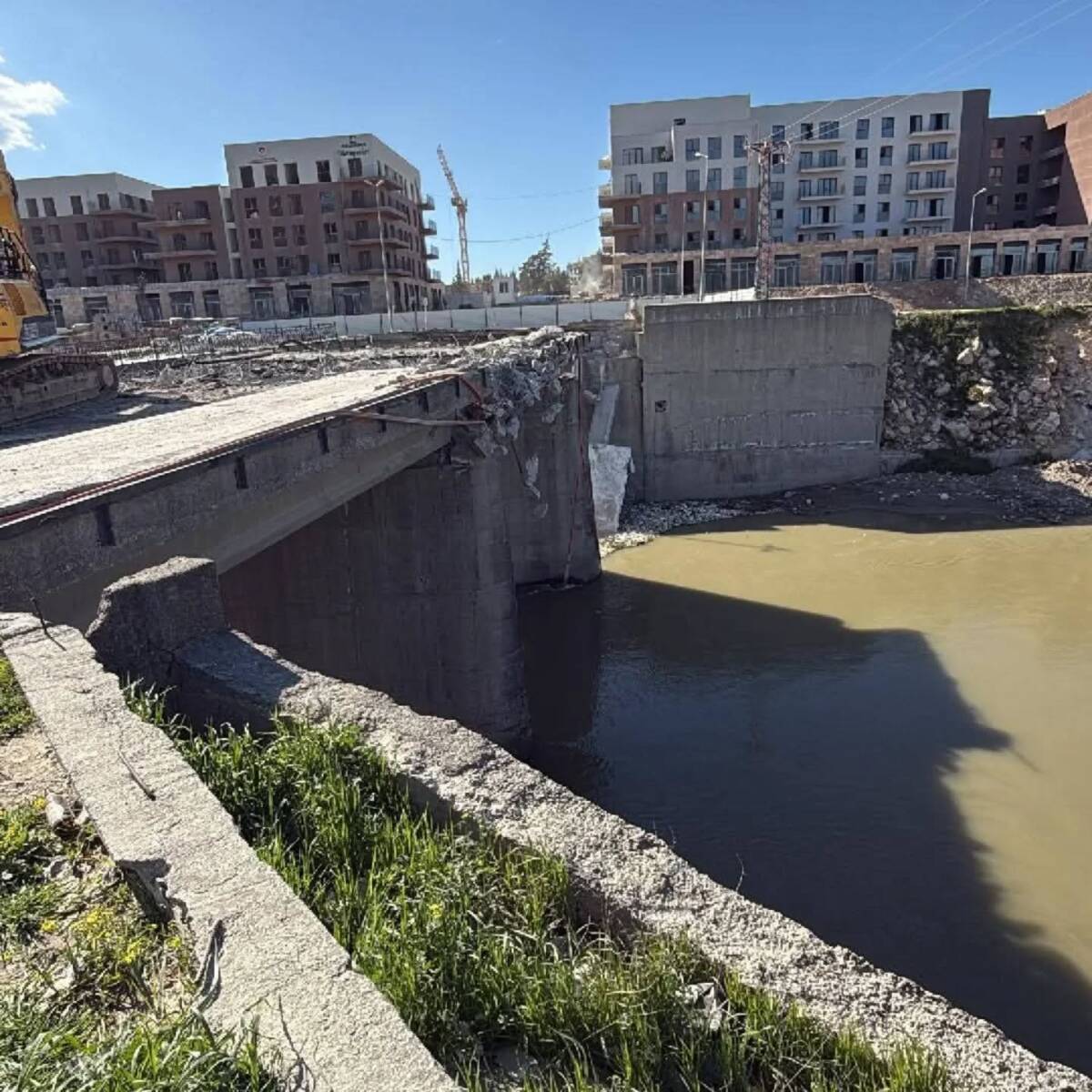 Antakya ile Defne arasındaki ulaşımın önemli noktalarından biri olan Bekir