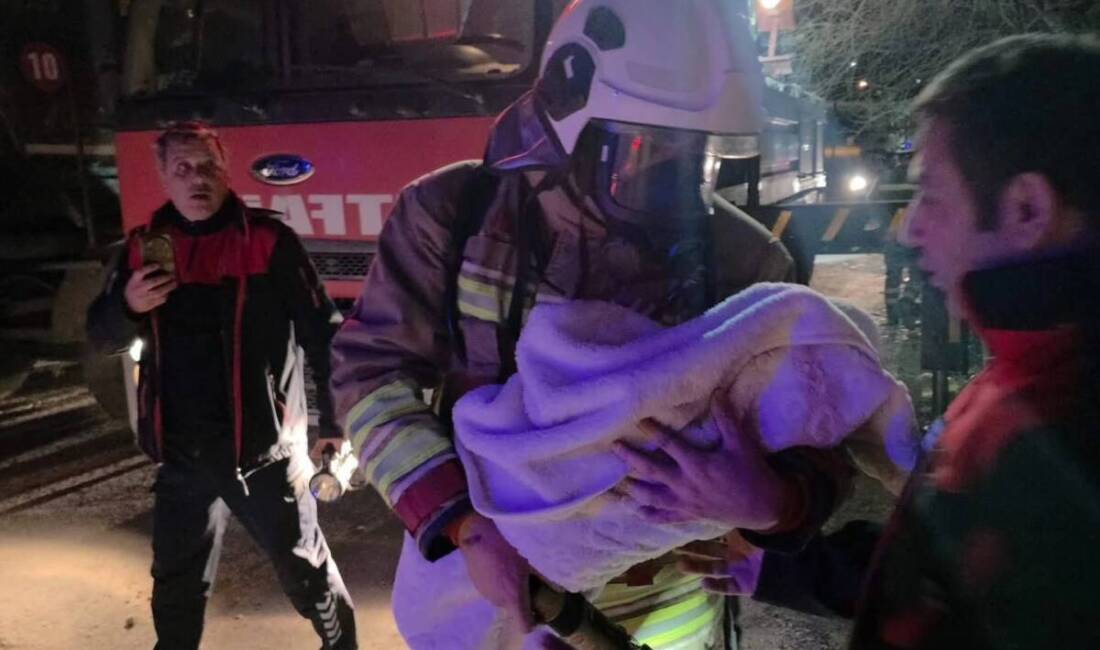 Antakya’nın Ekinci Mahallesi’nde 5 katlı bir apartmanda elektrik panosundan çıkan