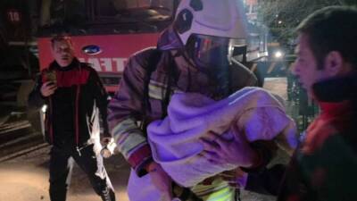 Antakya’nın Ekinci Mahallesi’nde 5 katlı bir apartmanda elektrik panosundan çıkan