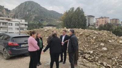 Antakya Kışlasaray Mahallesi’nde deprem sonrası biriken molozların hâlâ kaldırılmaması mahalle