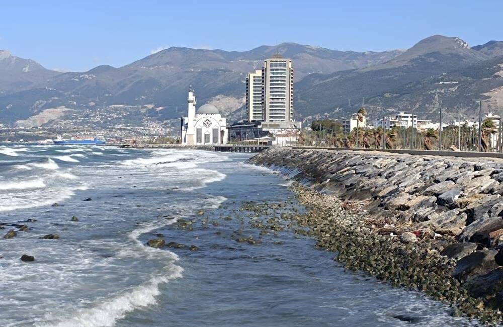 Hatay’ın İskenderun ilçesinde etkili olan kuvvetli fırtına, denizde sıra dışı