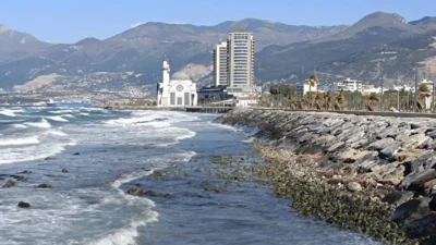 Hatay’ın İskenderun ilçesinde etkili olan kuvvetli fırtına, denizde sıra dışı