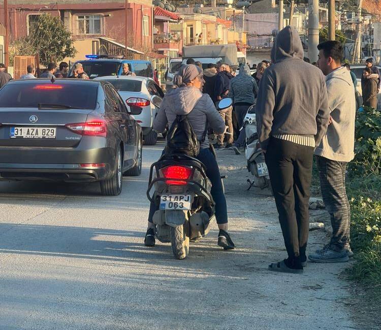 Hatay’ın Samandağ ilçesinde otomobil ile motosikletin çarpışması sonucu meydana gelen