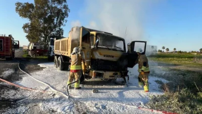 Hatay’ın Arsuz ilçesinde park halindeki bir kamyonette çıkan yangın paniğe