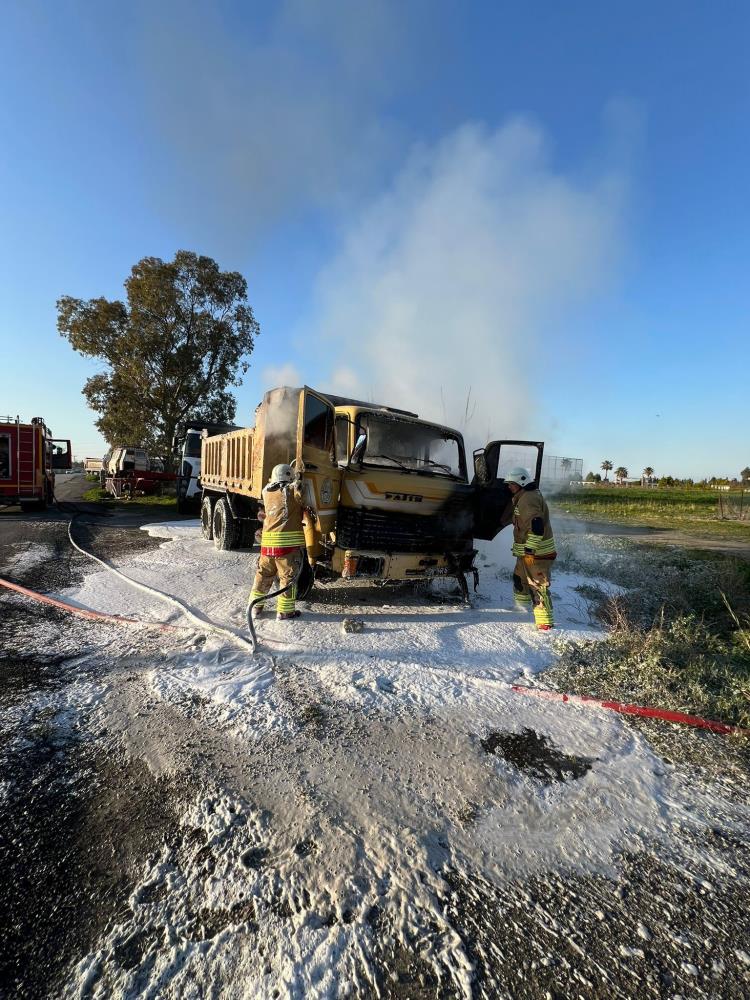 Hatay’ın Arsuz ilçesinde park halindeki bir kamyonette çıkan yangın paniğe