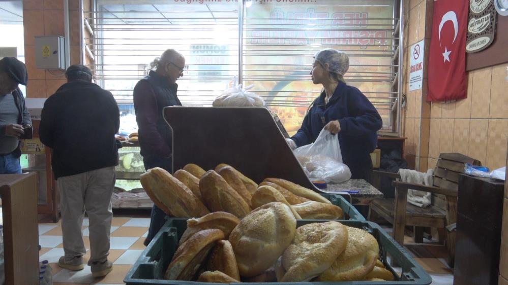Hatay’da bir fırın artan maliyete rağmen Ramazan ayında vatandaşlar uygun