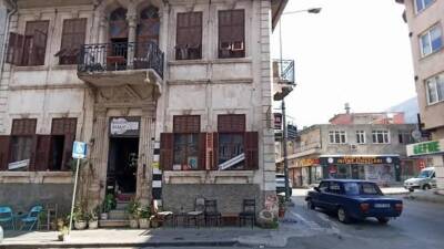 Hatay’ın Antakya ilçesinde, Kurtuluş Caddesi’nin simge yapılarından biri olan tarihi