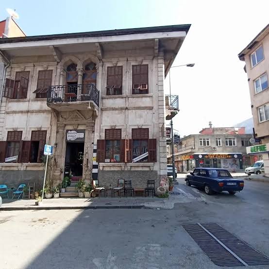 Hatay’ın Antakya ilçesinde, Kurtuluş Caddesi’nin simge yapılarından biri olan tarihi