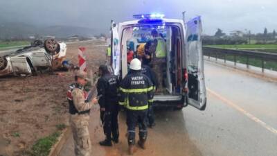 Hatay’da yağışlı hava nedeniyle meydana gelen trafik kazasında bir otomobil