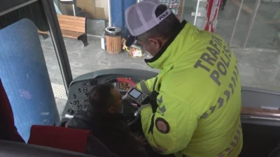 Hatay’da trafik ekipleri, Ramazan Bayramı öncesi otobüs terminalinde yolculara broşür