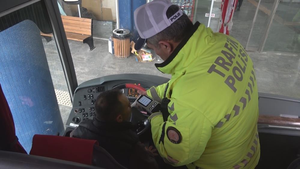 Hatay’da trafik ekipleri, Ramazan Bayramı öncesi otobüs terminalinde yolculara broşür