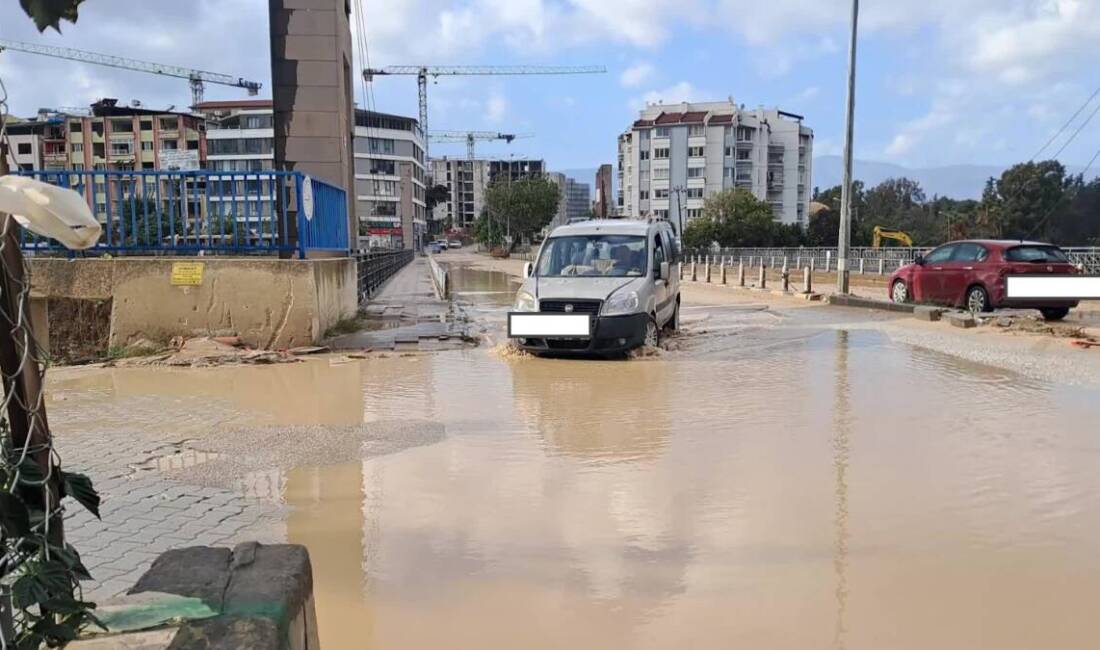 Hatay’da altyapı eksiklikleri, her yağmur sonrası yolları adeta göle çeviriyor.