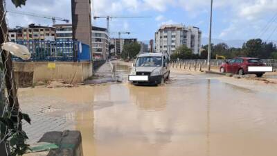 Hatay’da altyapı eksiklikleri, her yağmur sonrası yolları adeta göle çeviriyor.