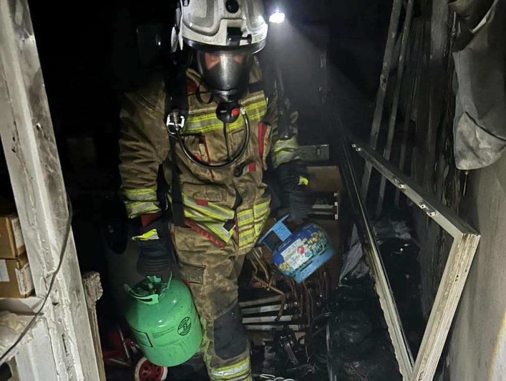 İskenderun’da apartman dairesinde çıkan yangın paniğe neden oldu, itfaiyenin hızlı