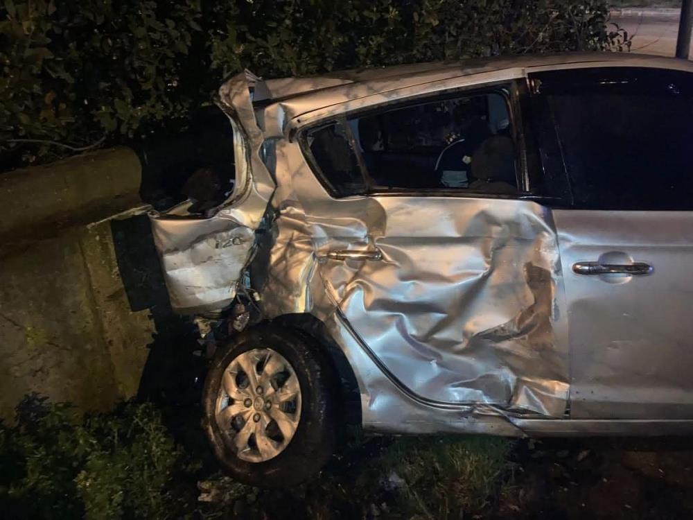 Hatay’ın Dörtyol ilçesinde, sürücüsünün direksiyon hakimiyetini kaybetmesi sonucu hafif ticari