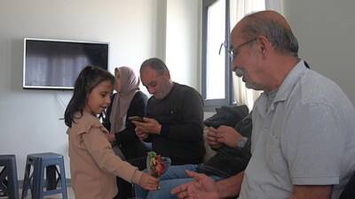 Hatay’da depremde yuvaları yıkılan afetzede aileler, bayramı yeni yuvalarında geçirmenin