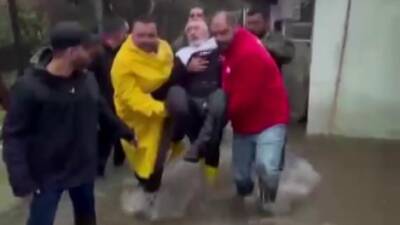 Reyhanlı’da etkili olan dolu ve sağanak yağış, Pınarbaşı Mahallesi’nde su