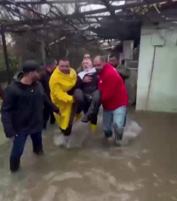 Reyhanlı’da etkili olan dolu ve sağanak yağış, Pınarbaşı Mahallesi’nde su