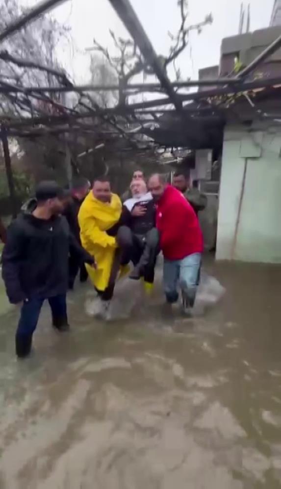 Reyhanlı’da etkili olan dolu ve sağanak yağış, Pınarbaşı Mahallesi’nde su